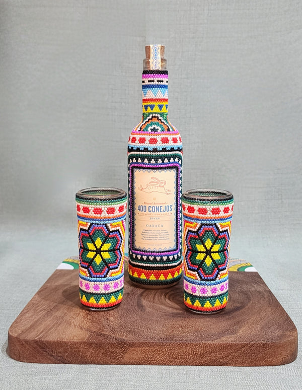 Botella de Mezcal, caballitos y tabla de parota.