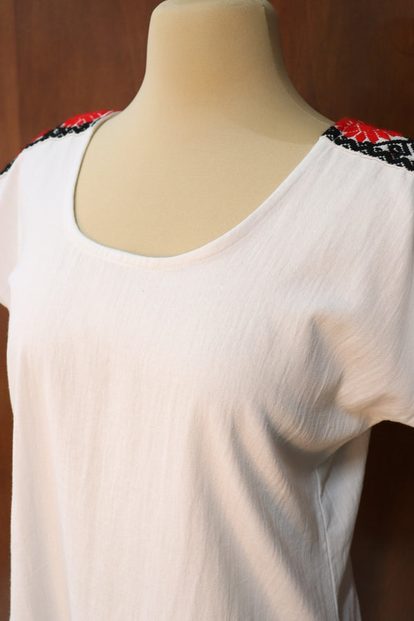 Blusa Manta Bordado de lado