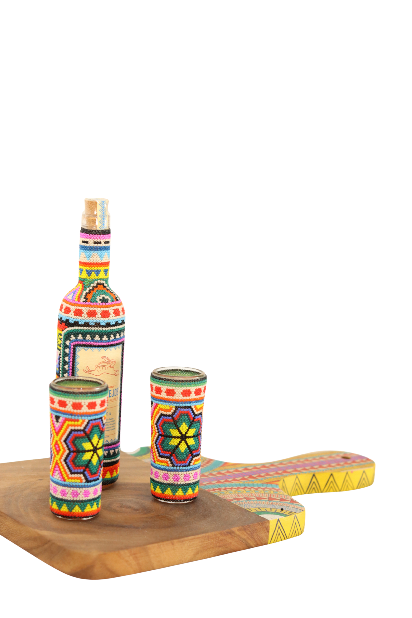 Botella de Mezcal, caballitos y tabla de parota.