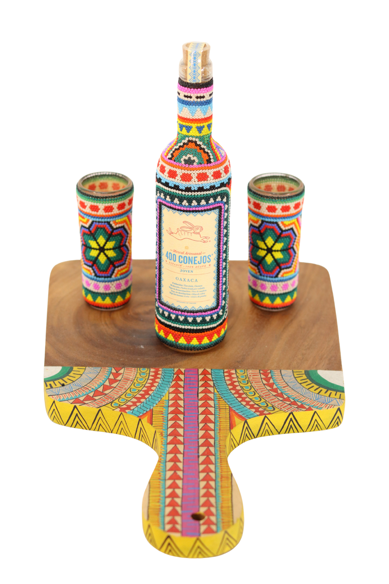 Botella de Mezcal, caballitos y tabla de parota.