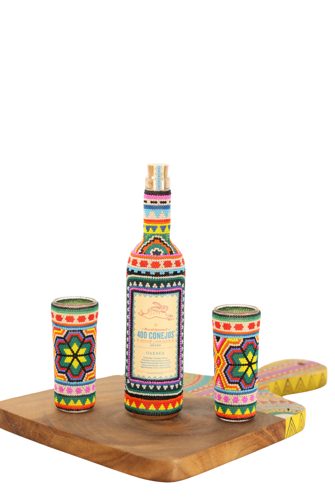 Botella de Mezcal, caballitos y tabla de parota.