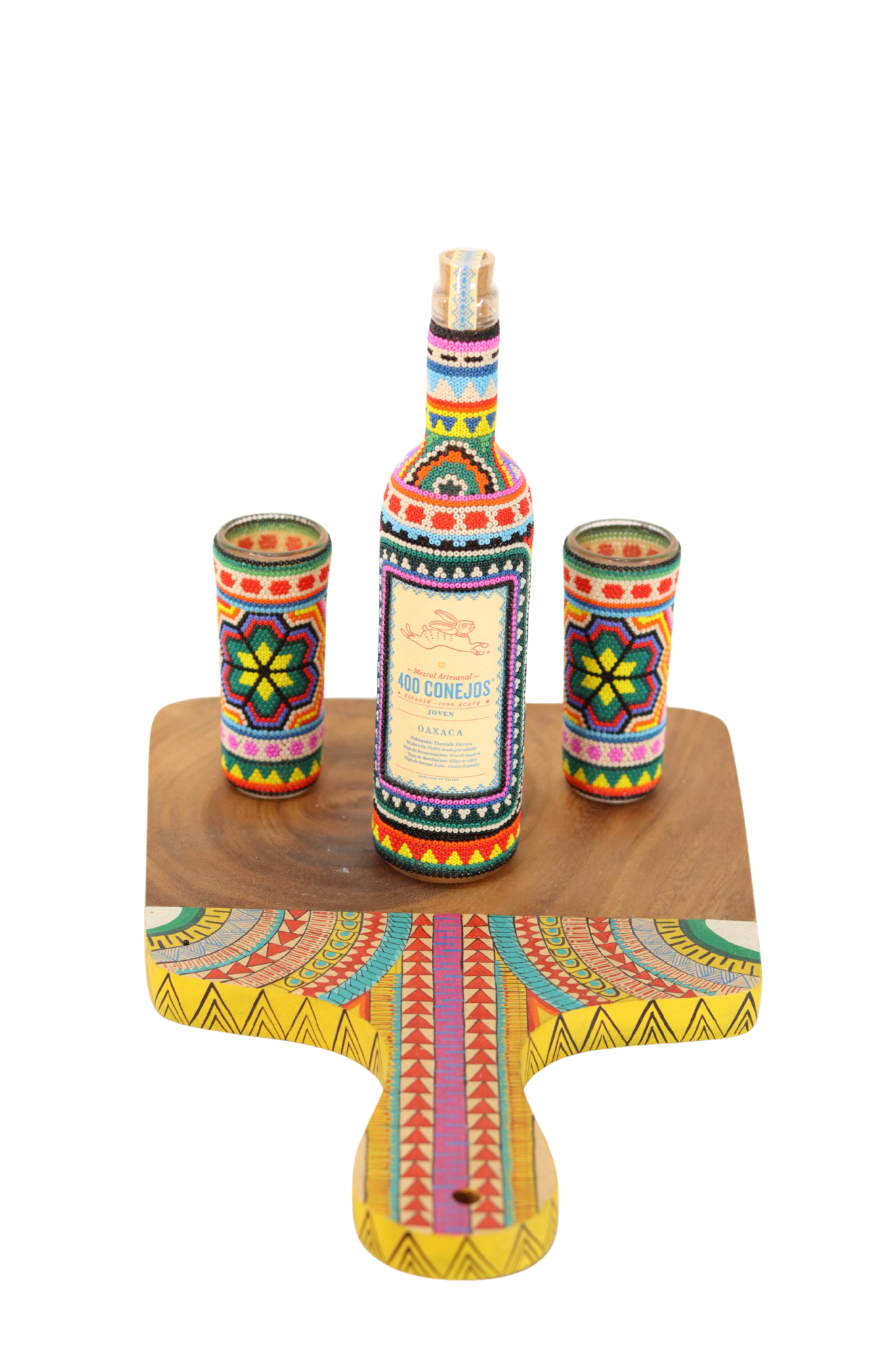 Botella de Mezcal, caballitos y tabla de parota.
