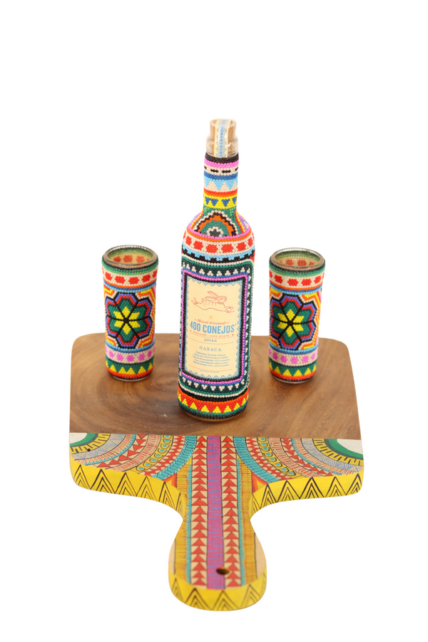 Botella de Mezcal, caballitos y tabla de parota.