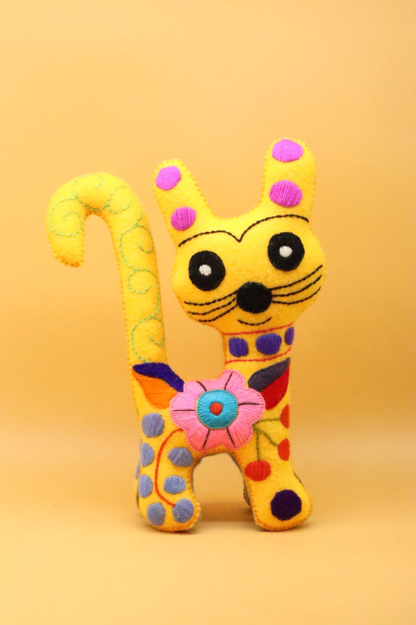Gato amarillo bordado